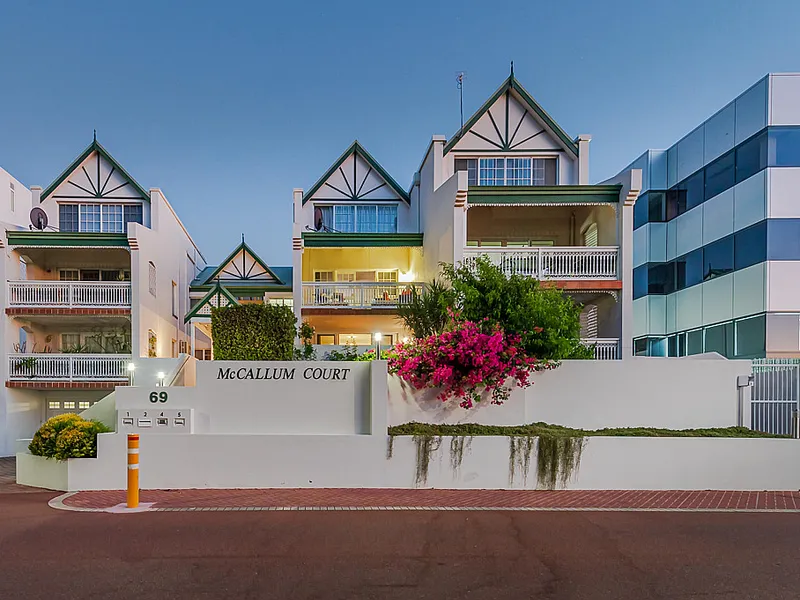 Beautiful Park Front Location