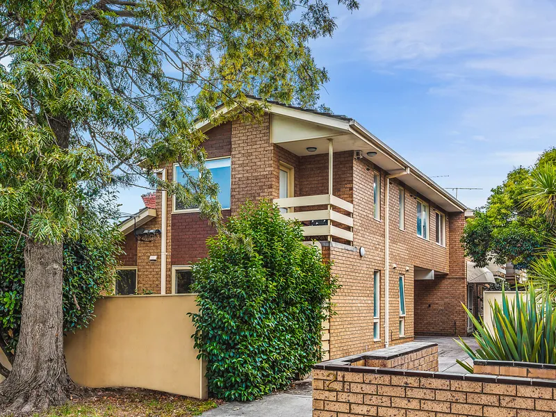 Attractive Townhouse in Lifestyle Location