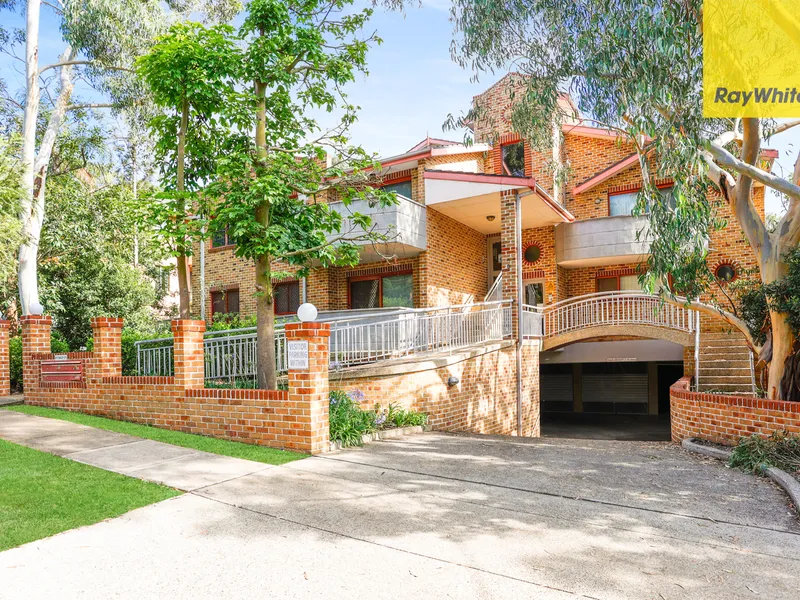 TOP FLOOR, FULL BRICK APARTMENT