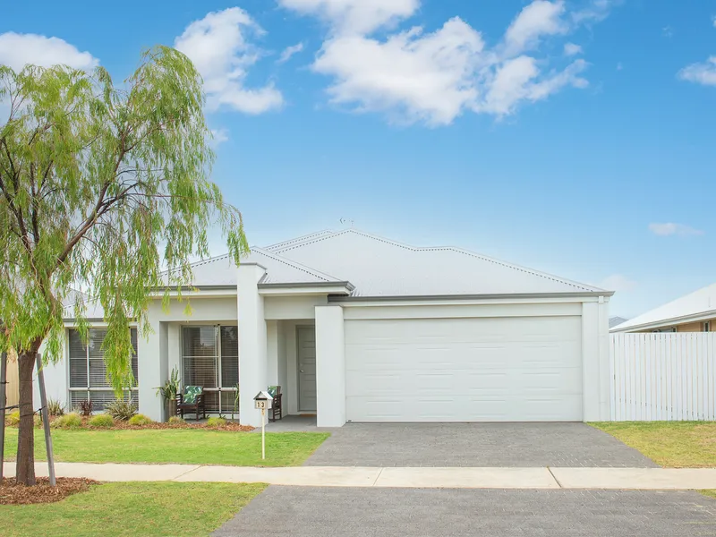 OVERLOOKING A BEAUTIFUL FEATURE PARK 