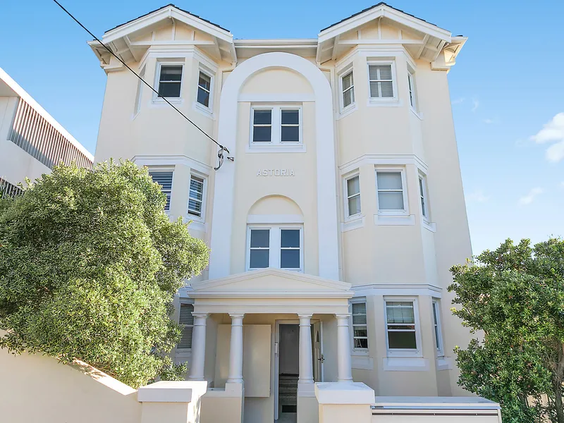Top floor Art Deco apartment with beach views