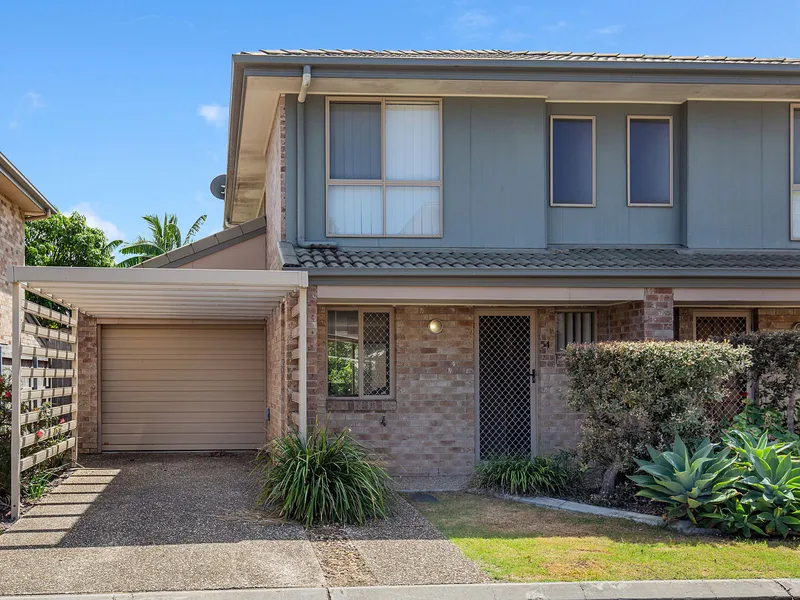 Extra-large townhouse in sought after complex!