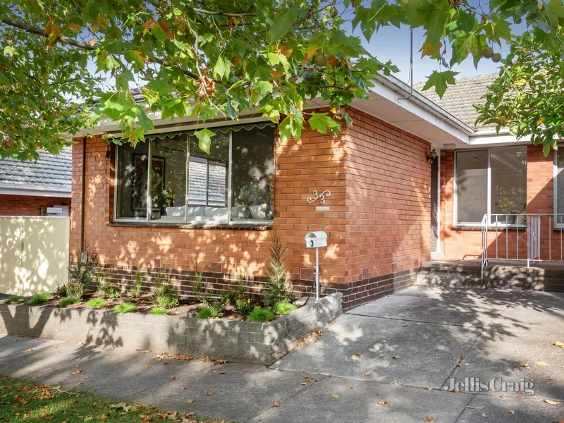 Light-filled, leafy & easy near the village