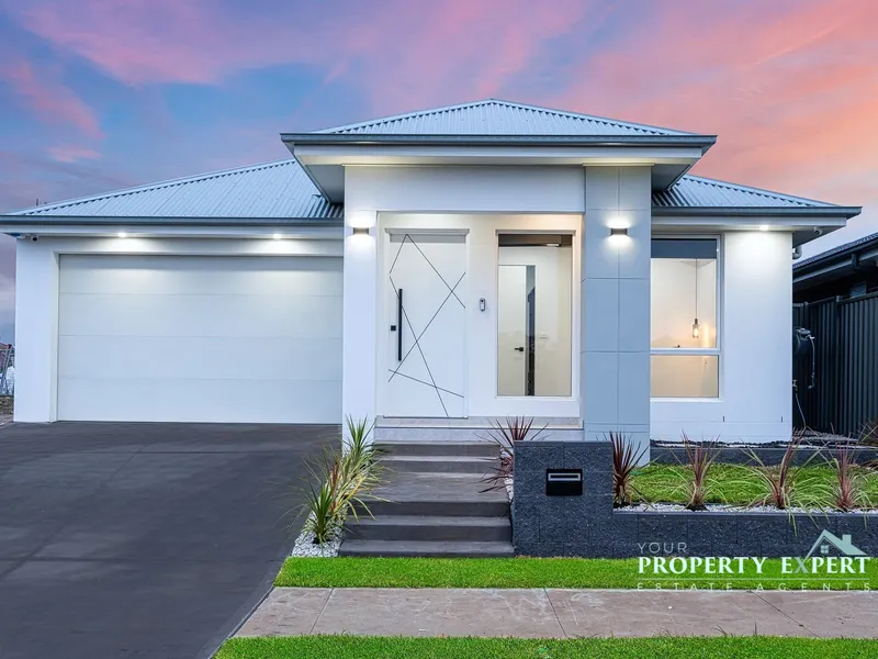 Brand New Single Level Stunning Home - Walk to Box Hill Shopping Centre !