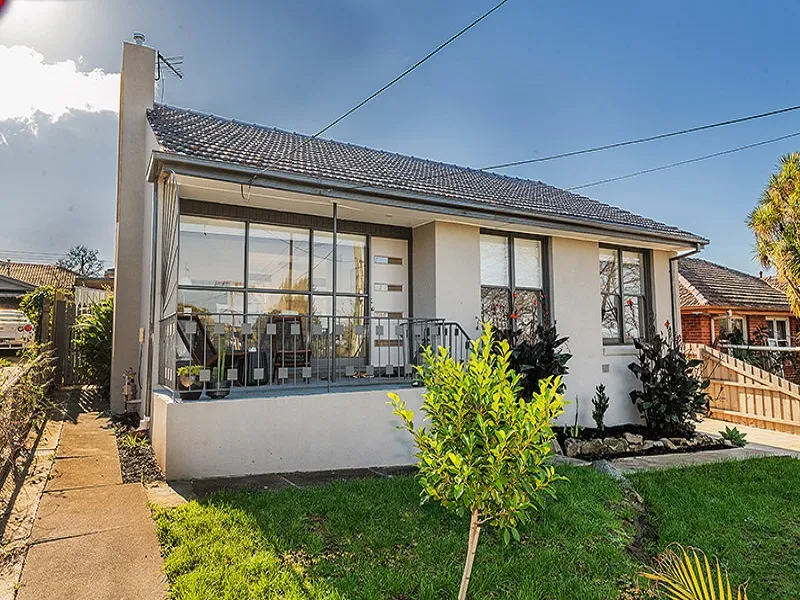 A stylish full renovated street front unit