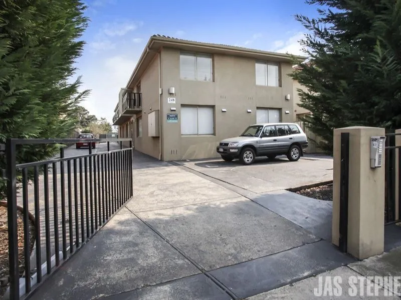 IMMACULATE OPEN PLAN APARTMENT