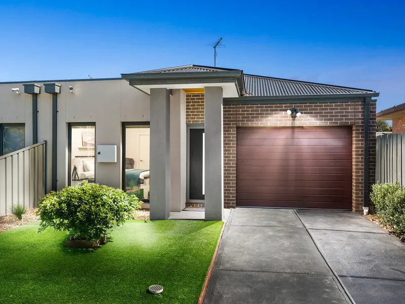Ultra Modern, Light-Filled & Spacious! 