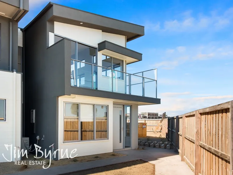 Beautiful Near New 3 Bedroom Town House