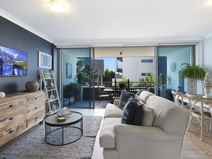 Furnished Stylish, Spacious Well Presented Apartment!