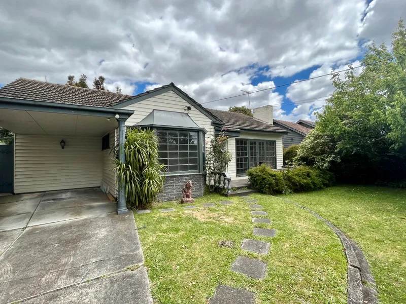 LOVELY FOUR BEDROOM HOME - FREHSLY PAINTED & NEW CARPET
