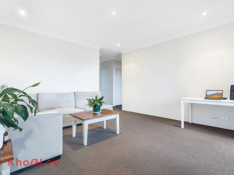 Sunlit top floor apartment in highly prized setting