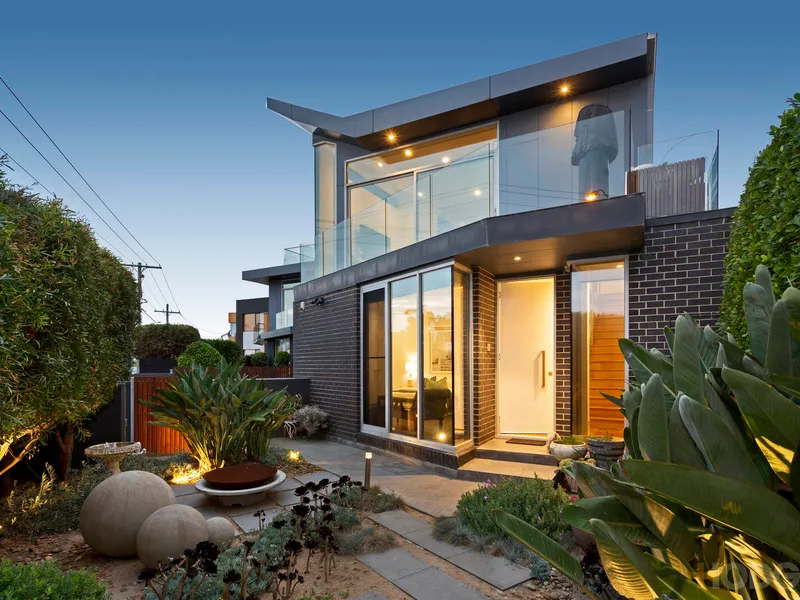 MODERN LUXURY WITH HORIZON VIEWS