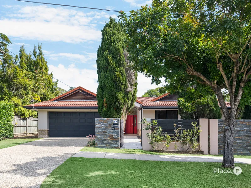 Beautiful four-bedroom lowset in one of Yeronga’s best streets!