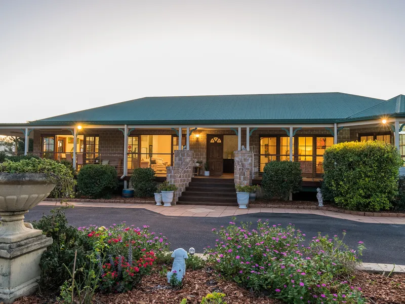 Grand Family Homestead With 360 Views - 10 Acres