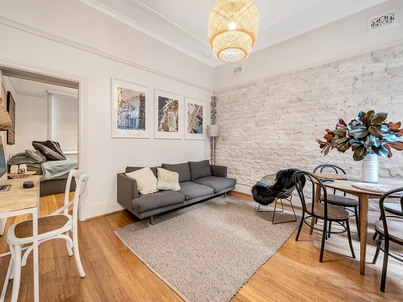 Cosmopolitan City Living at this Large Art Deco executive furnished one bedroom apartment.