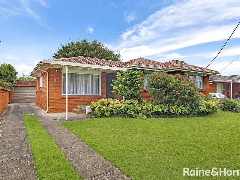 Single level brick veneer residence in peaceful cul-de-sac position