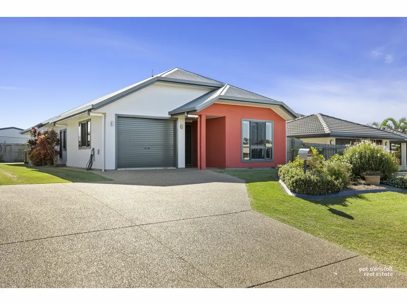 Fantastic Lifestyle Townhouse With High Raked Ceilings - Walk to the Bowls & Golf Clubs !