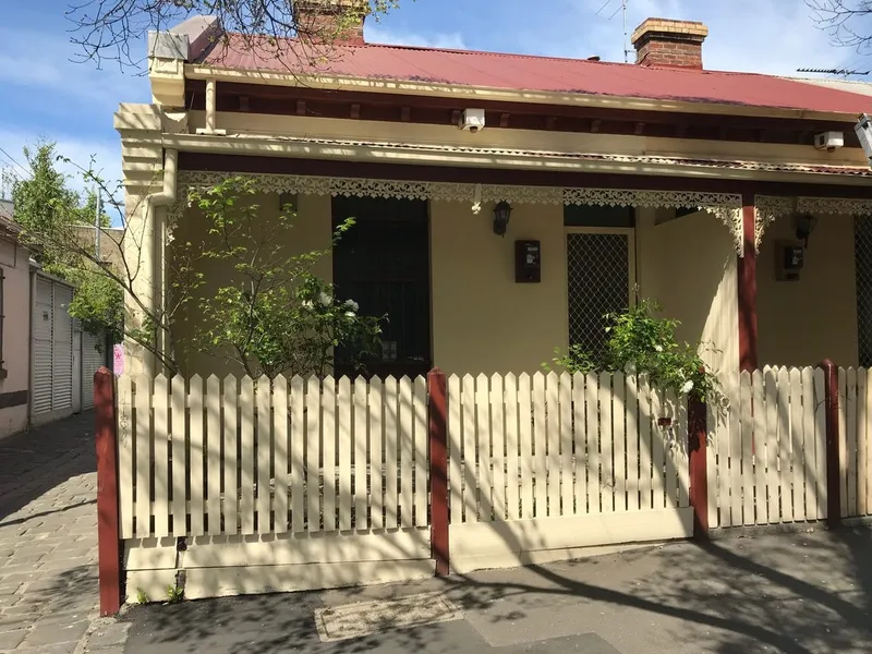 Period Home, Stone throw from Carlton.