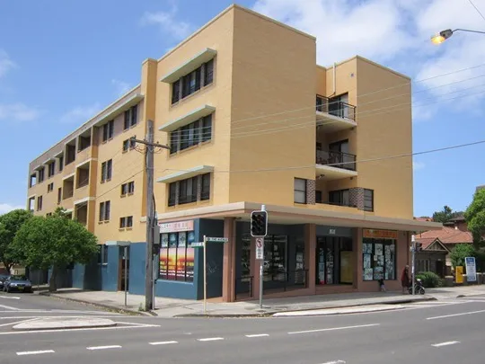 RENOVATED 3 BEDROOM UNIT - WALK TO ALL AMENITIES