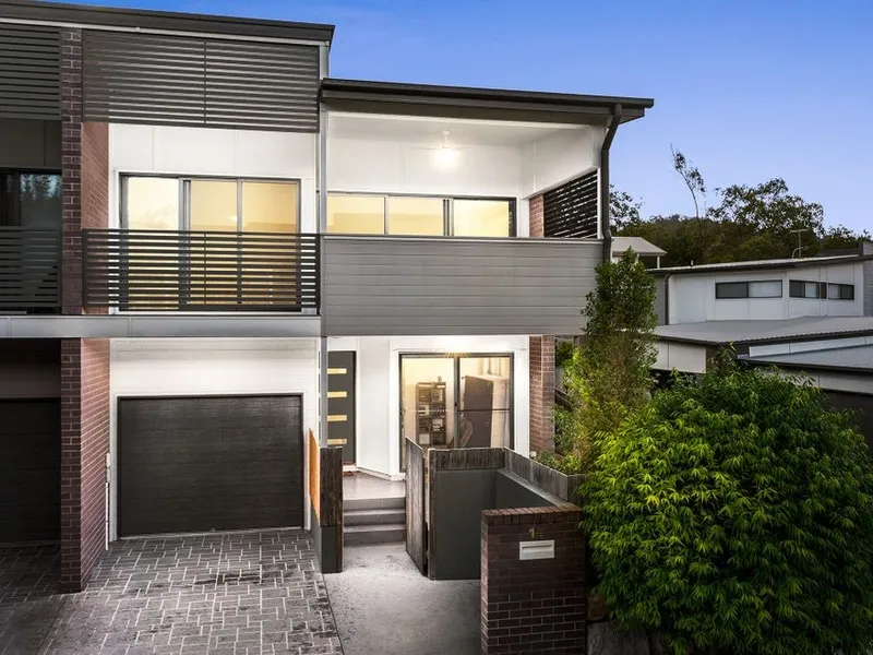 Modern 3 bedroom townhouse opposite parklands!