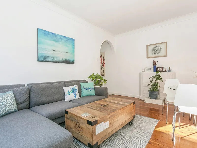 Refreshed Art Deco apartment metres to Manly Wharf