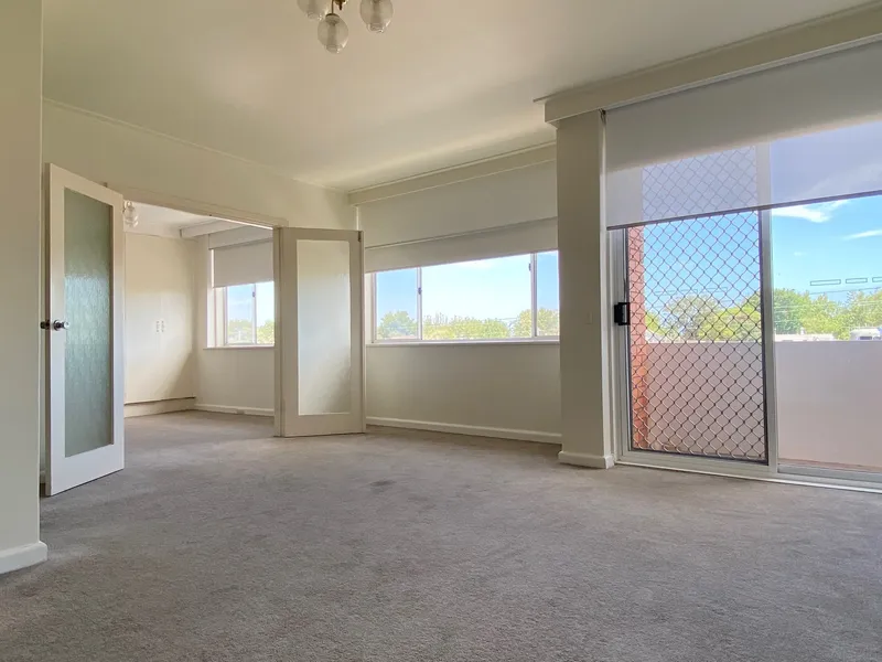 MASSIVE ELSTERNWICK LIVING!