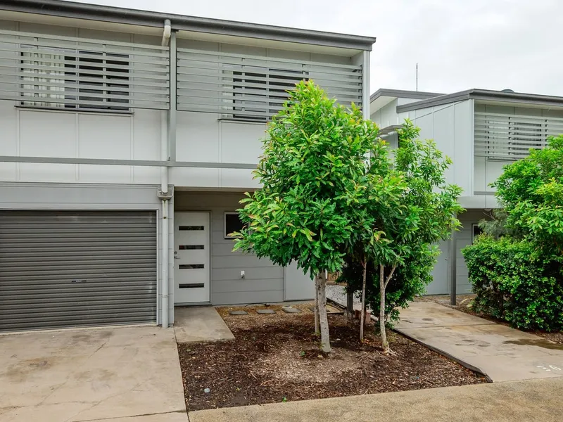 SPACIOUS 3 BEDROOM TOWNHOUSE IN GECKO VALLEY ESTATE