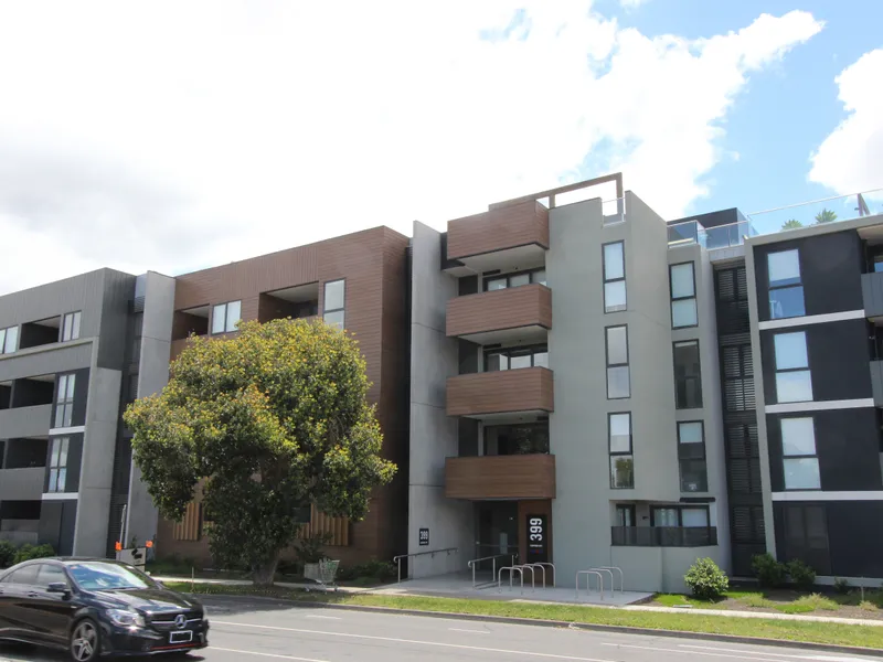 SUPER LOCATION CLOSE TO TRAMWAY, DEAKIN, SHOPPING TOWN IN BURWOOD EAST
