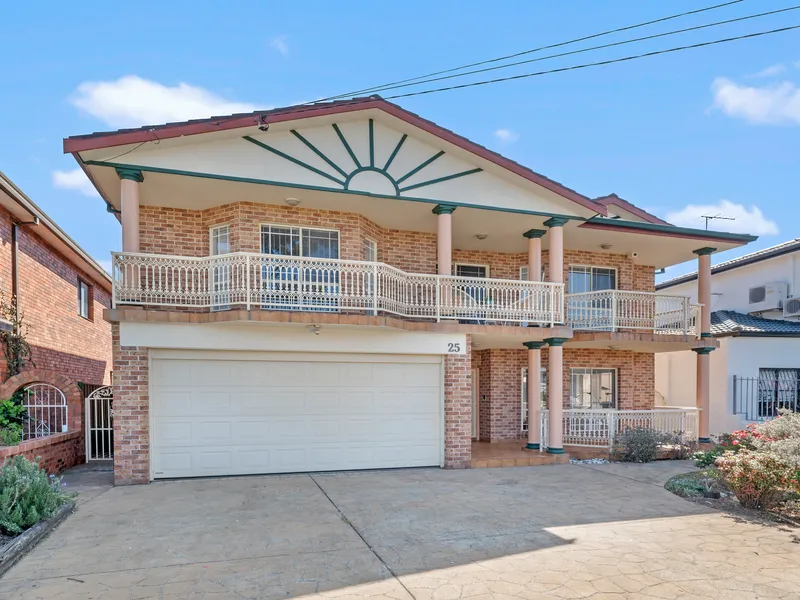 Generously Sized Family Home in a Prime Bayside Location