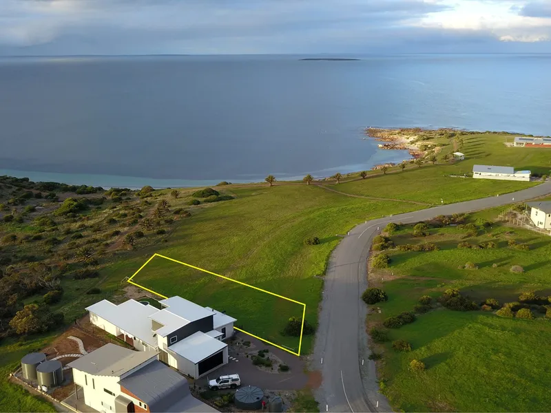 Bushland + Beachfront - Best of Both Worlds