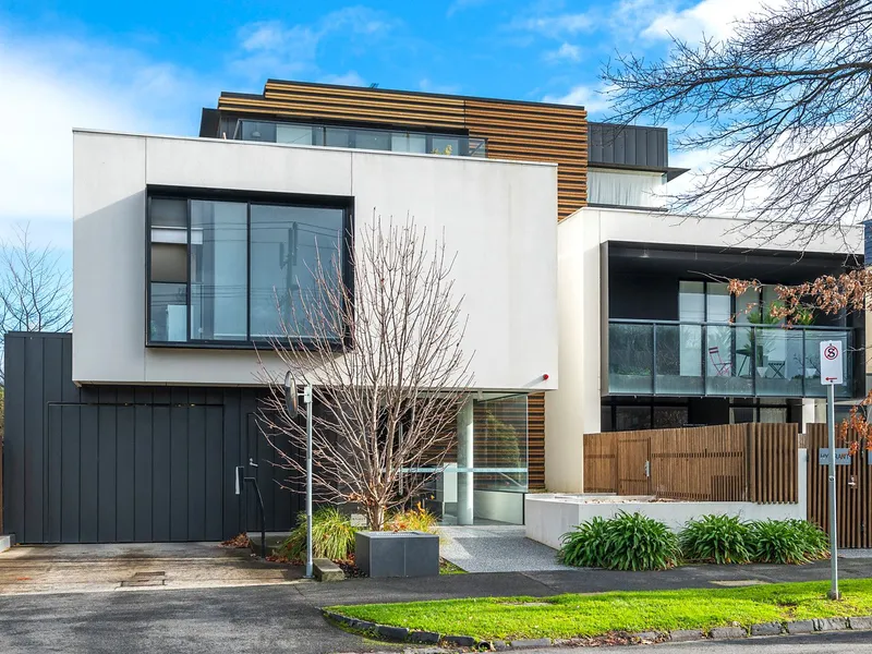 STUNNING TWO BEDROOM APARTMENT IN BOUTIQUE BLOCK