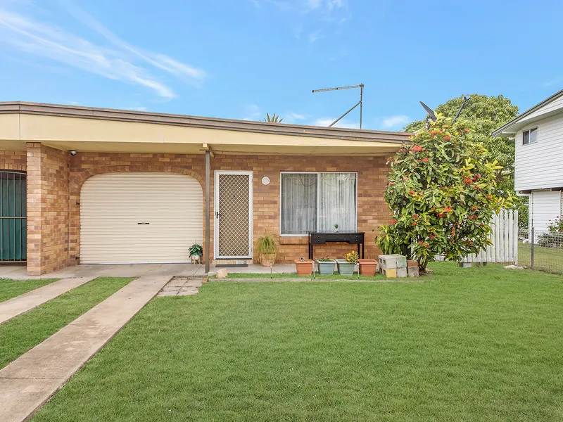 HAVE YOUR OWN FENCED BACK YARD. CLOSE TO ALL AMENITIES. GREAT UNIT.