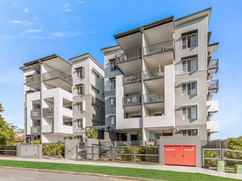 Top floor Rare 3 Bedrooms apartment with two car parking ! Great Rental return!