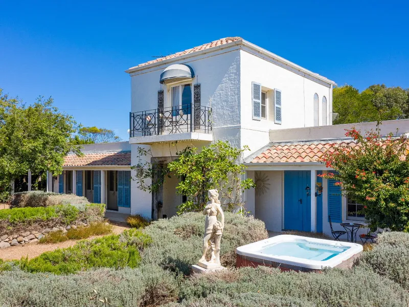 Mediterranean Inspired Villa Offers Luxurious Lifestyle!
