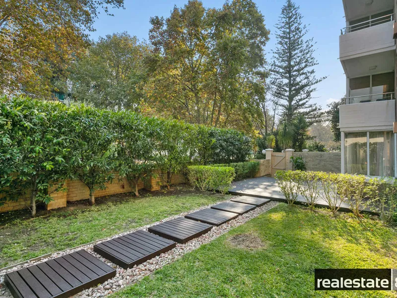 Spacious apartment, huge garden courtyard & a short stroll to the Esplanade & Mends Street!