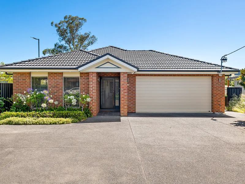 Designer family home guaranteeing lakeside location, privacy and top of the range features