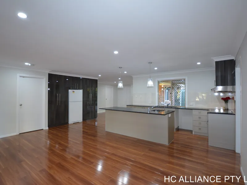 Fully renovated with furnitures 5 Bed room house locate in the heart of Sunnybank