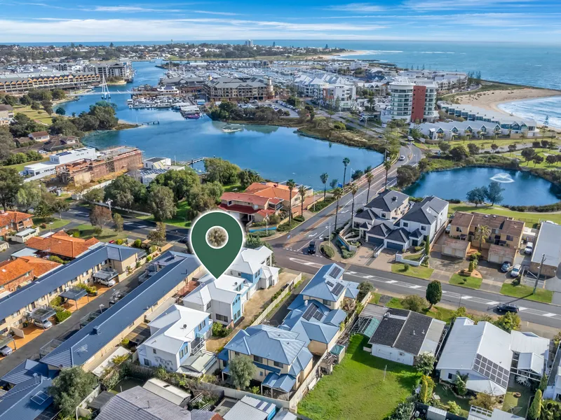 Luxury townhouse - footsteps to the beach & marina