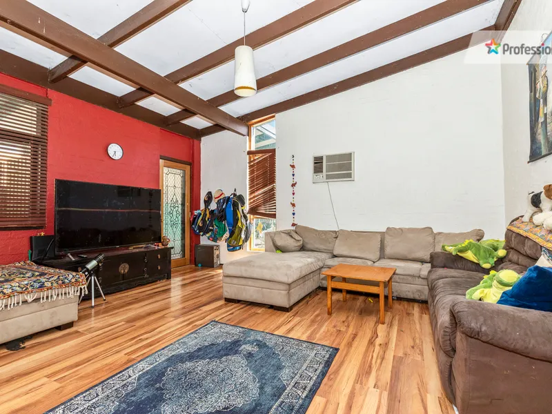 DUPLEX HALF - NO STRATA FEES!!