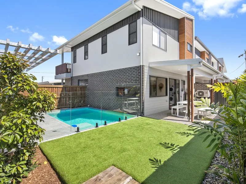 Luxury Townhouse Furnished with Own Private Pool!