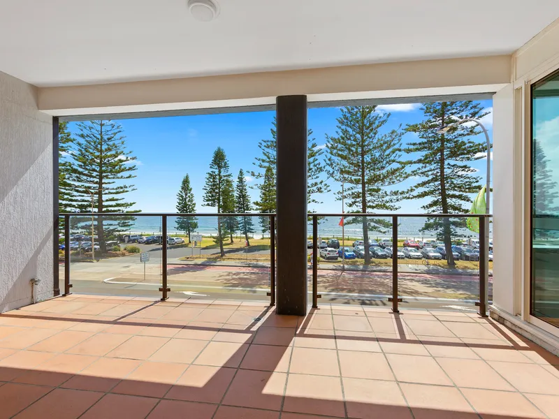 SEASIDE APARTMENT WITH COMMUNAL ROOFTOP TERRACE