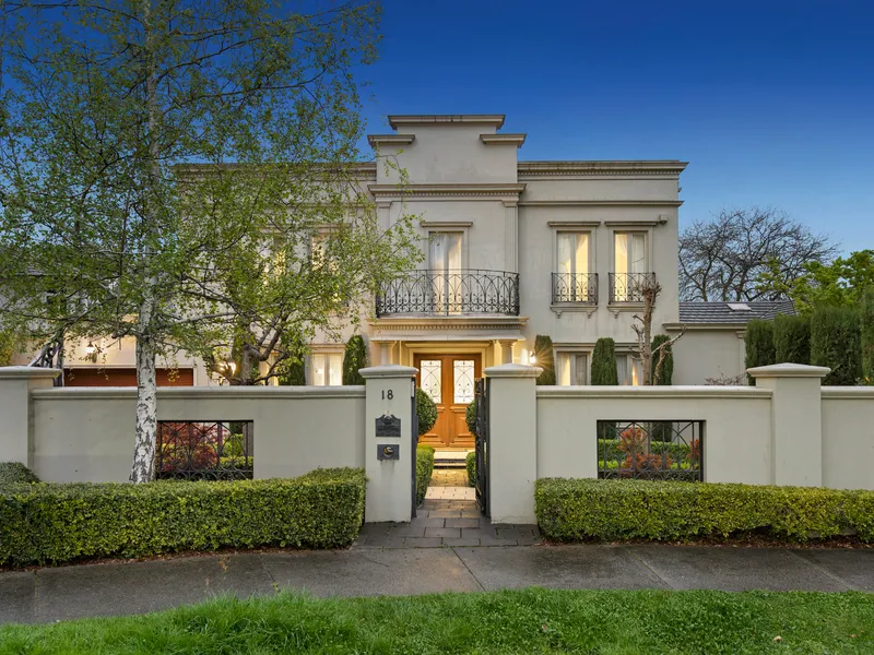 Family Elegance with an Alfresco Entertainers' Spirit