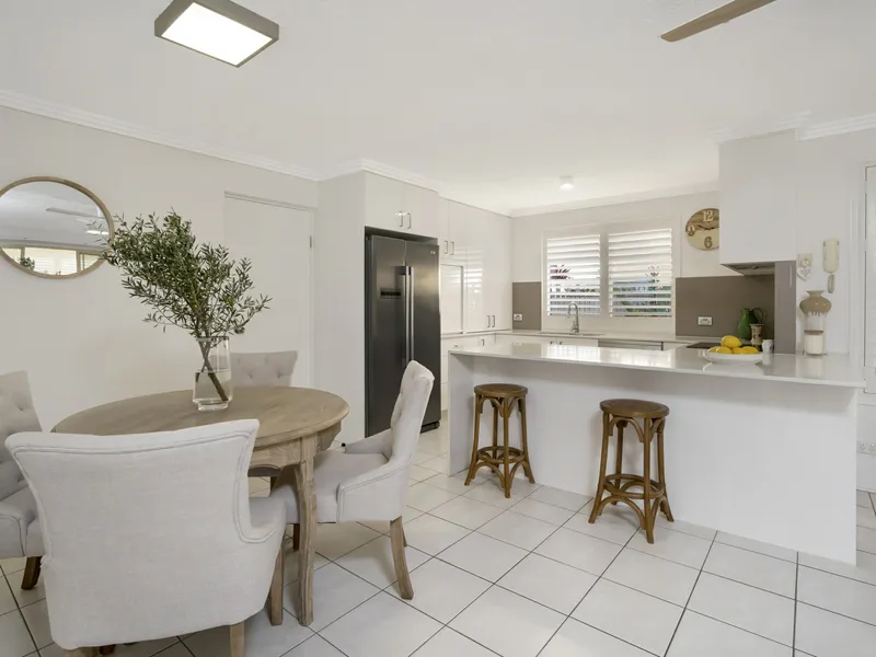 GROUND FLOOR RENOVATED UNIT WALK TO BEACH & JAMES ST PRECINCT