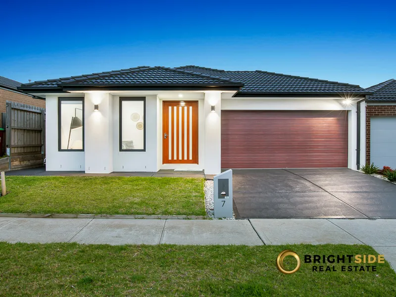BEAUTIFUL FAMILY HOME WITH 2 SEPARATE LIVING AREAS!