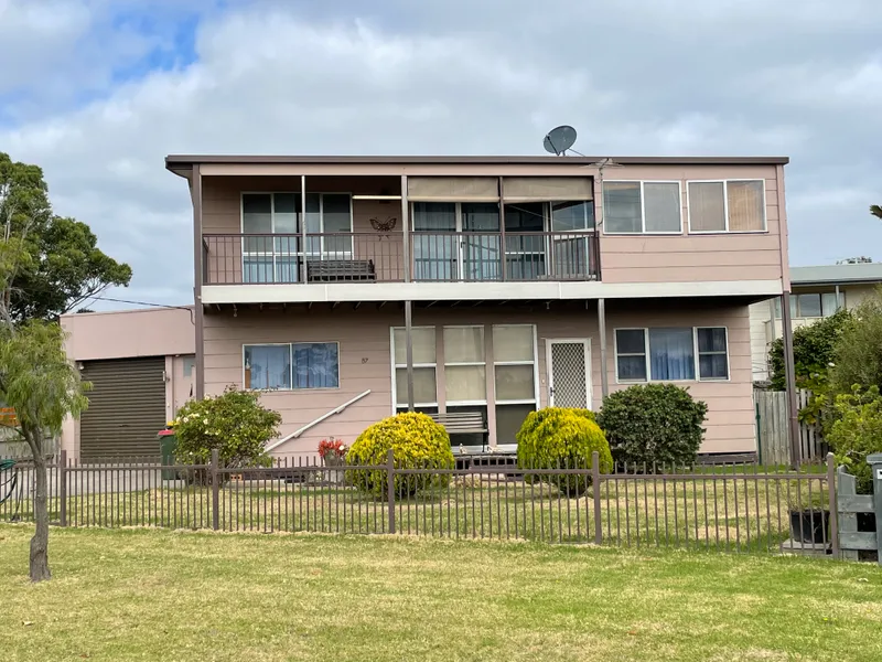 POSITION PERFECT BAYSIDE - WATER VIEWS AND WALK TO THE BEACH!