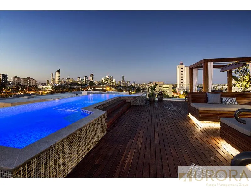 LUXURIOUS APARTMENT IN THE HEART OF WOOLLOONGABBA WITH CITY VIEWS