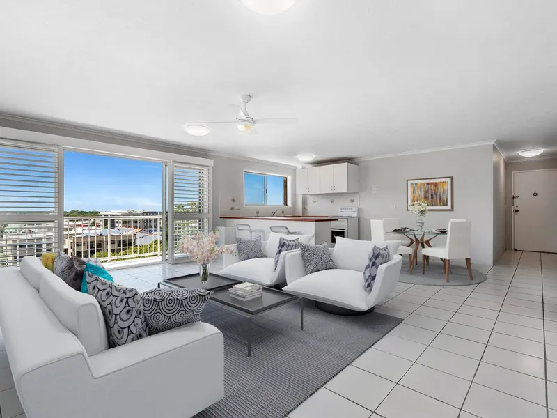 LARGE TOP FLOOR UNIT - SITTING ON THE BORDER OF TWEED/COOLANGATTA OPEN HOME CANCELLED