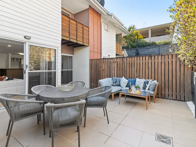 Free Hold Town Home Close To Everything