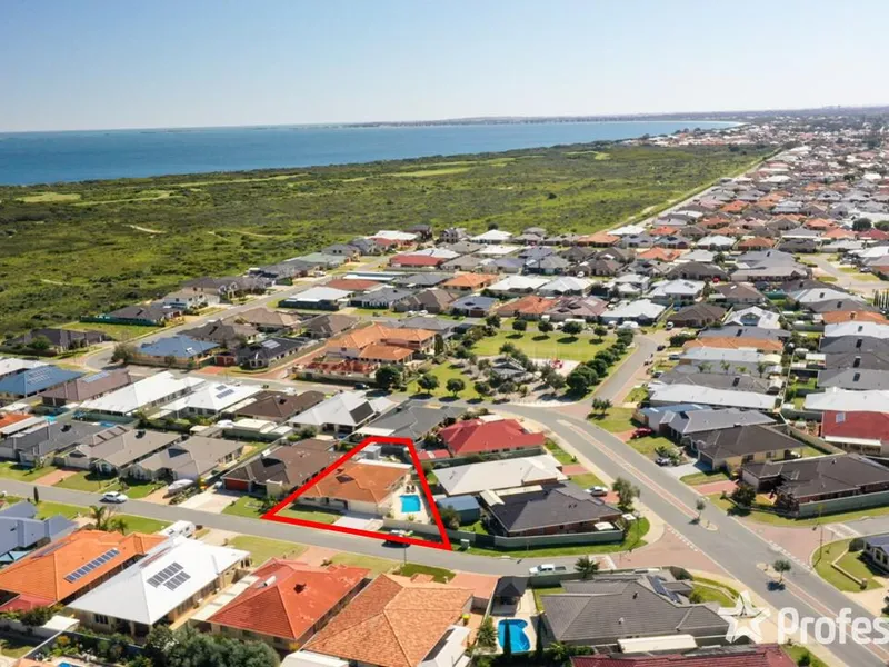 POOLSIDE PARADISE IN PORT KENNEDY!
