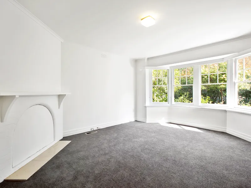 SPACIOUS 4 BEDROOM HOME IN TOORAK!